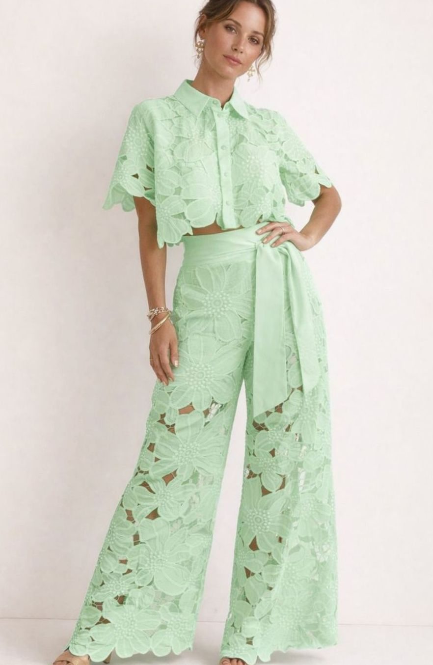 Women's Floral Lace Cropped Scalloped-Hem Shirt Collar Blouse