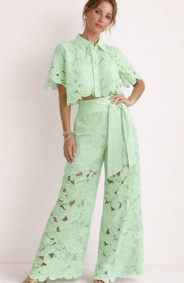 Women's Floral Lace Cropped Scalloped-Hem Shirt Collar Blouse