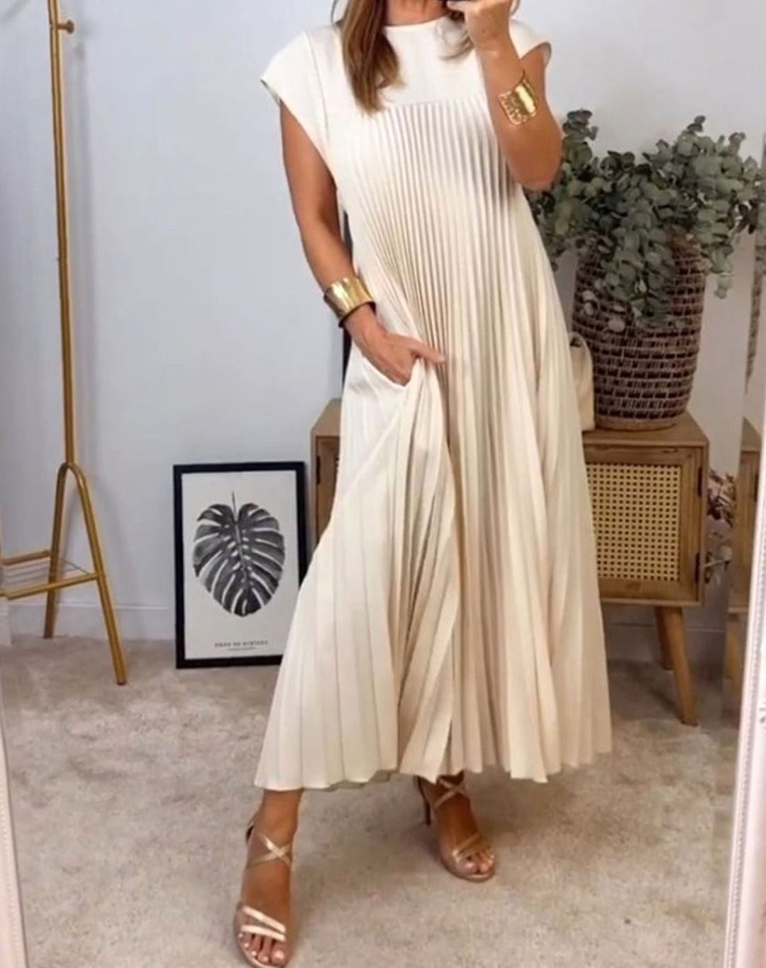 Women's Pleated Sleeveless Midi Dress with Pockets