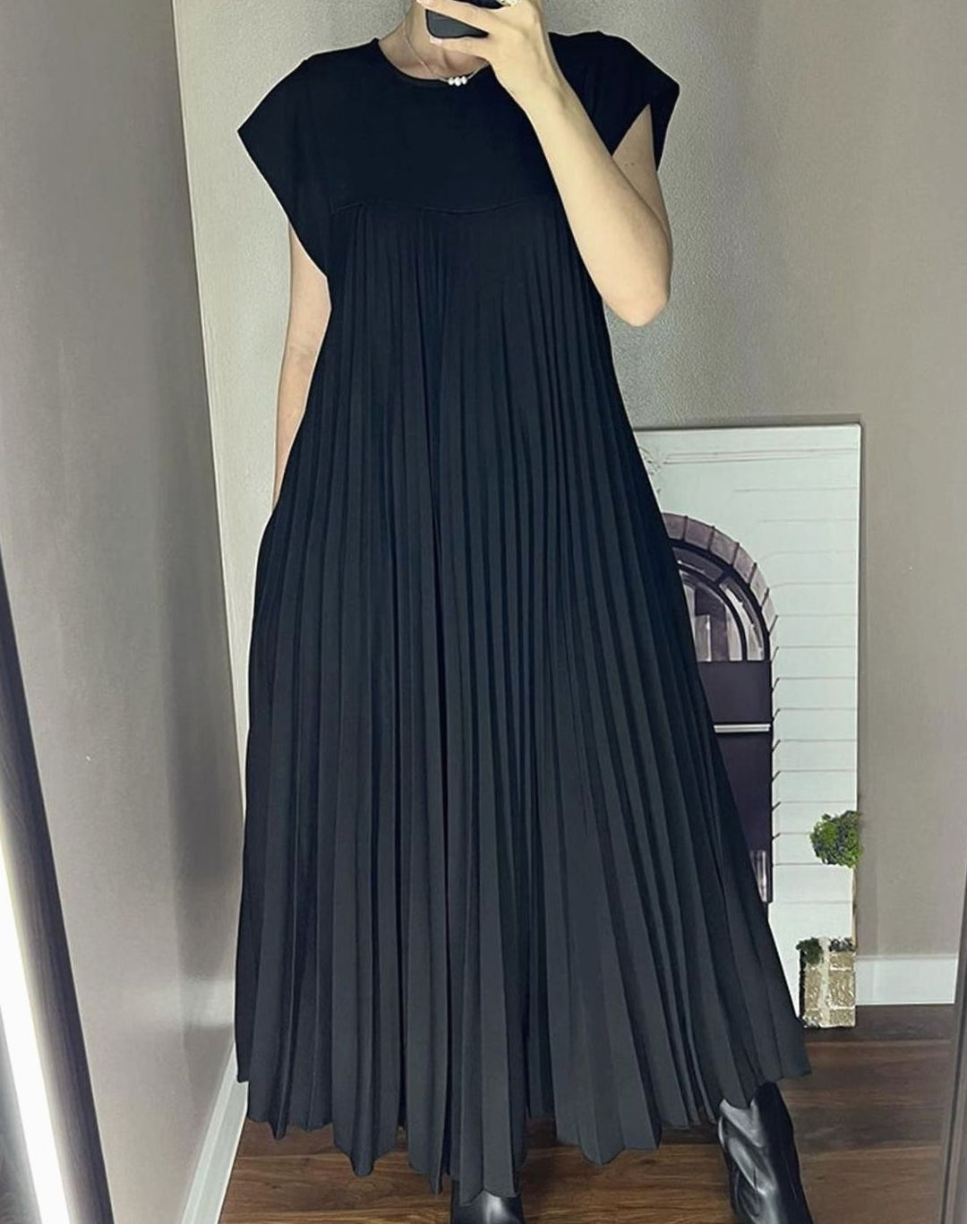 Women's Pleated Sleeveless Midi Dress with Pockets - Black
