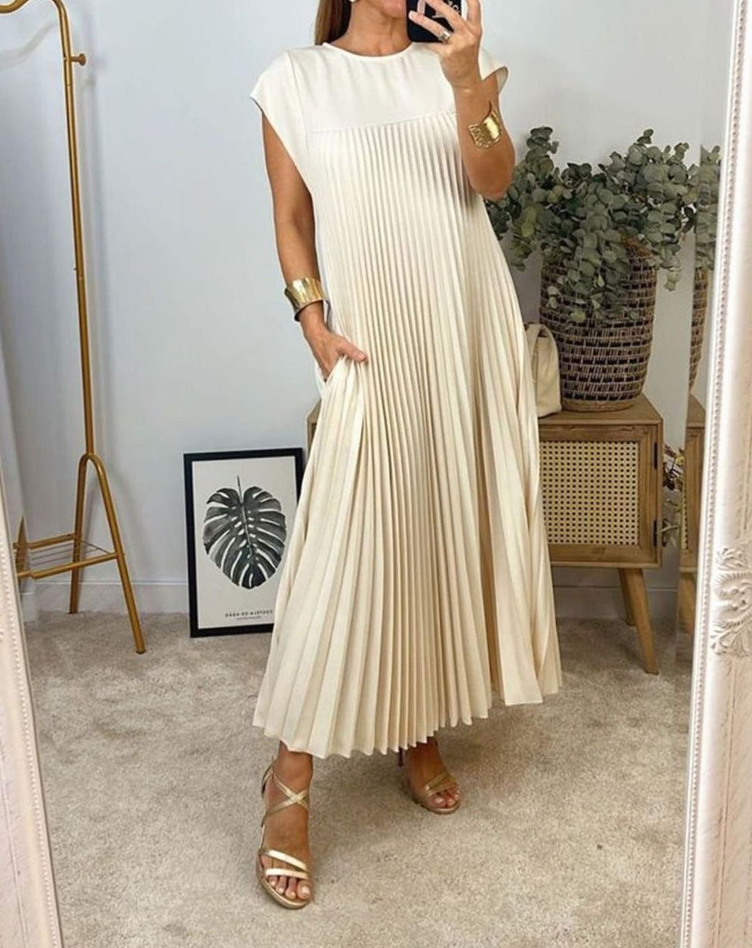 Women's Pleated Sleeveless Midi Dress with Pockets