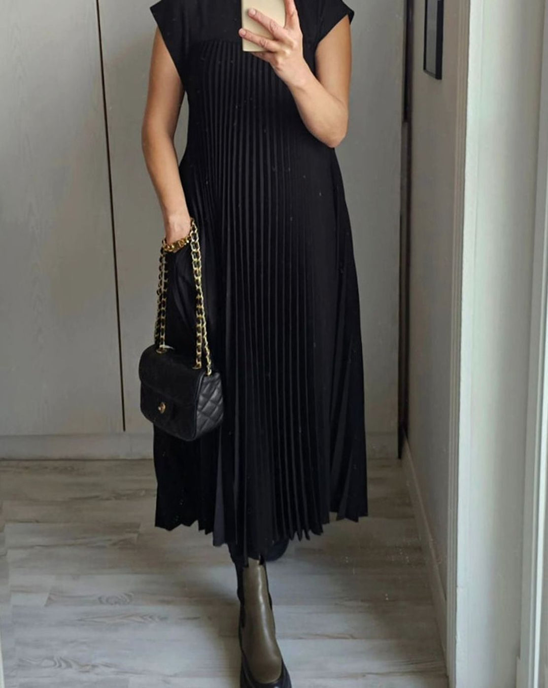 Women's Pleated Sleeveless Midi Dress with Pockets