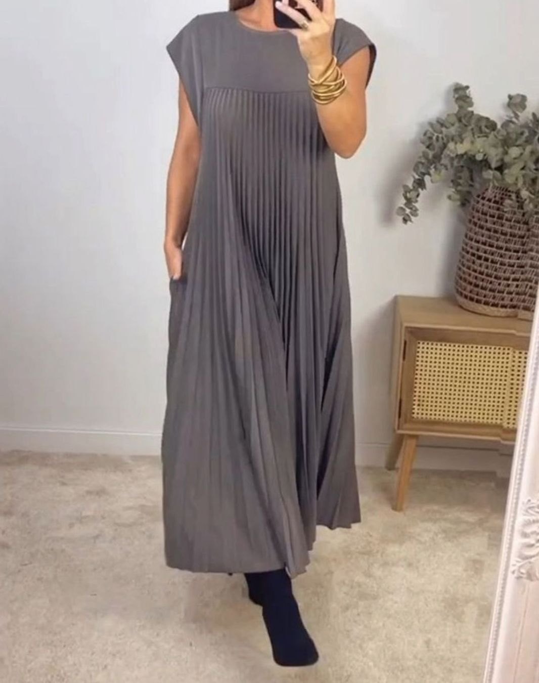 Women's Pleated Sleeveless Midi Dress with Pockets
