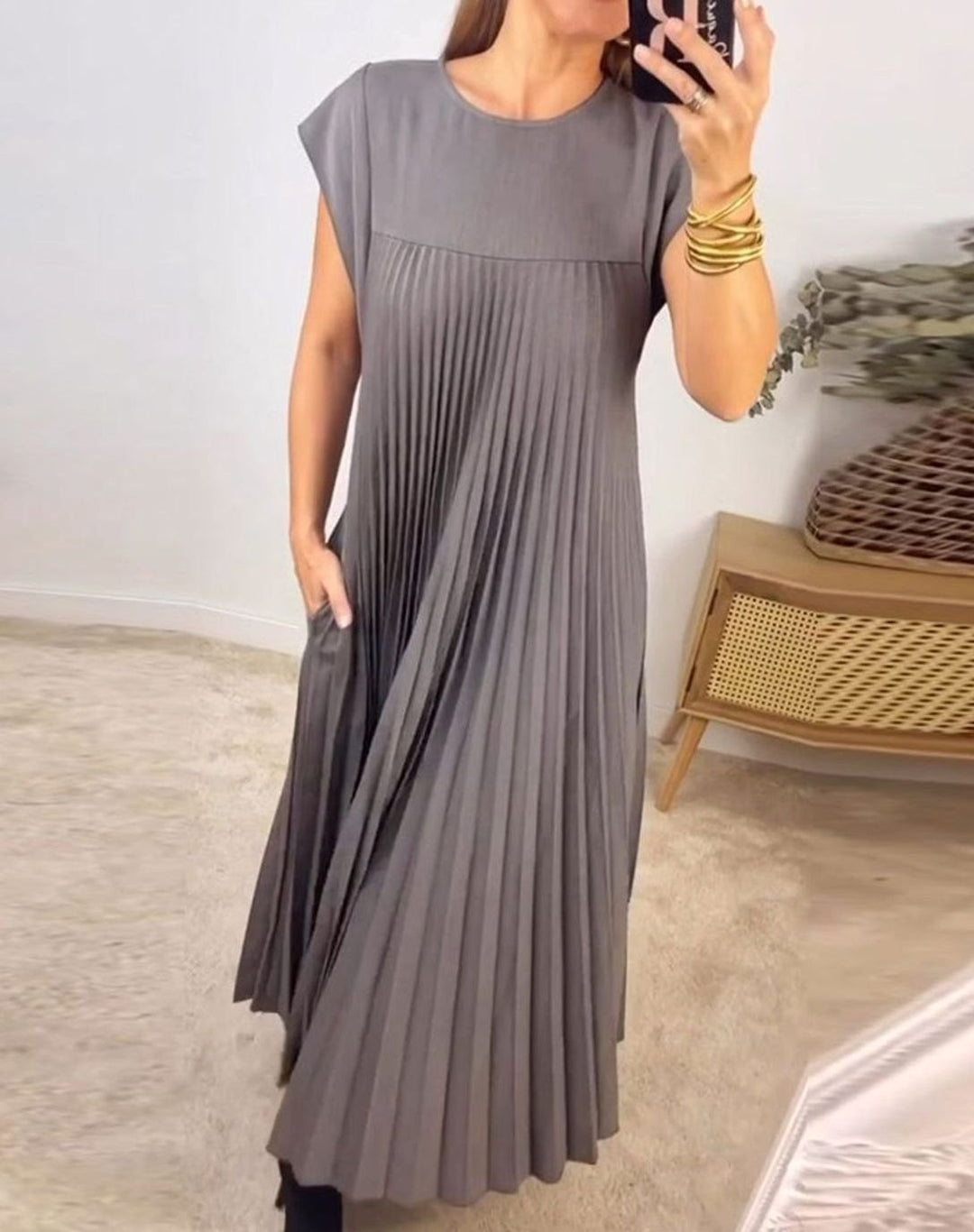 Women's Pleated Sleeveless Midi Dress with Pockets