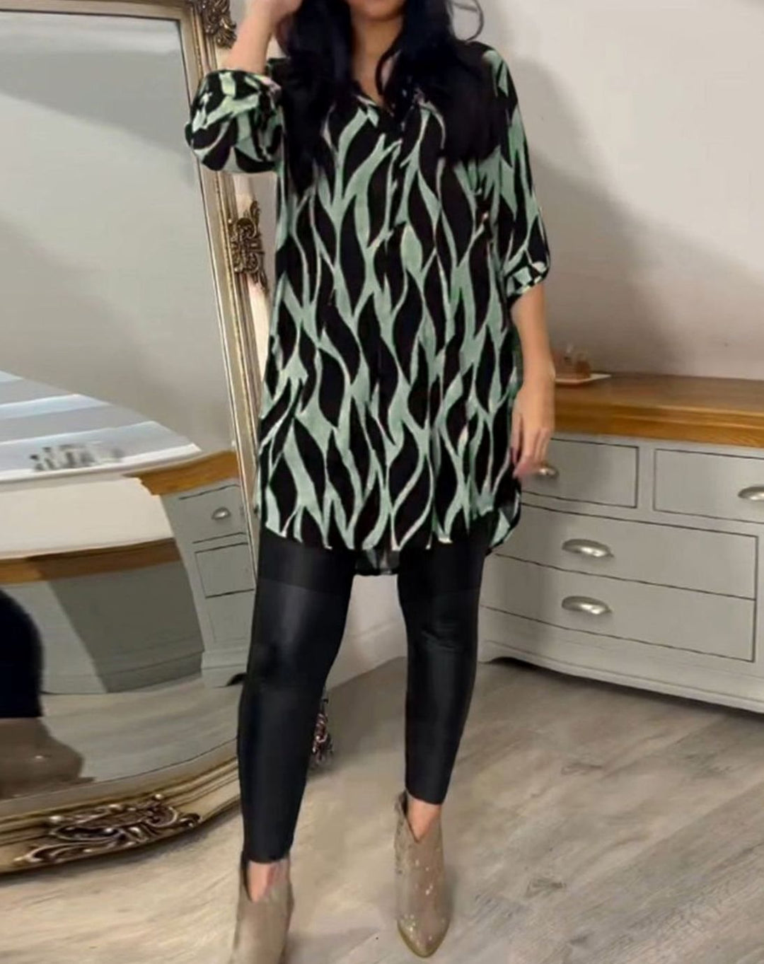 Women's Relaxed-Fit Abstract Print V-Neck Longline Blouse, Black